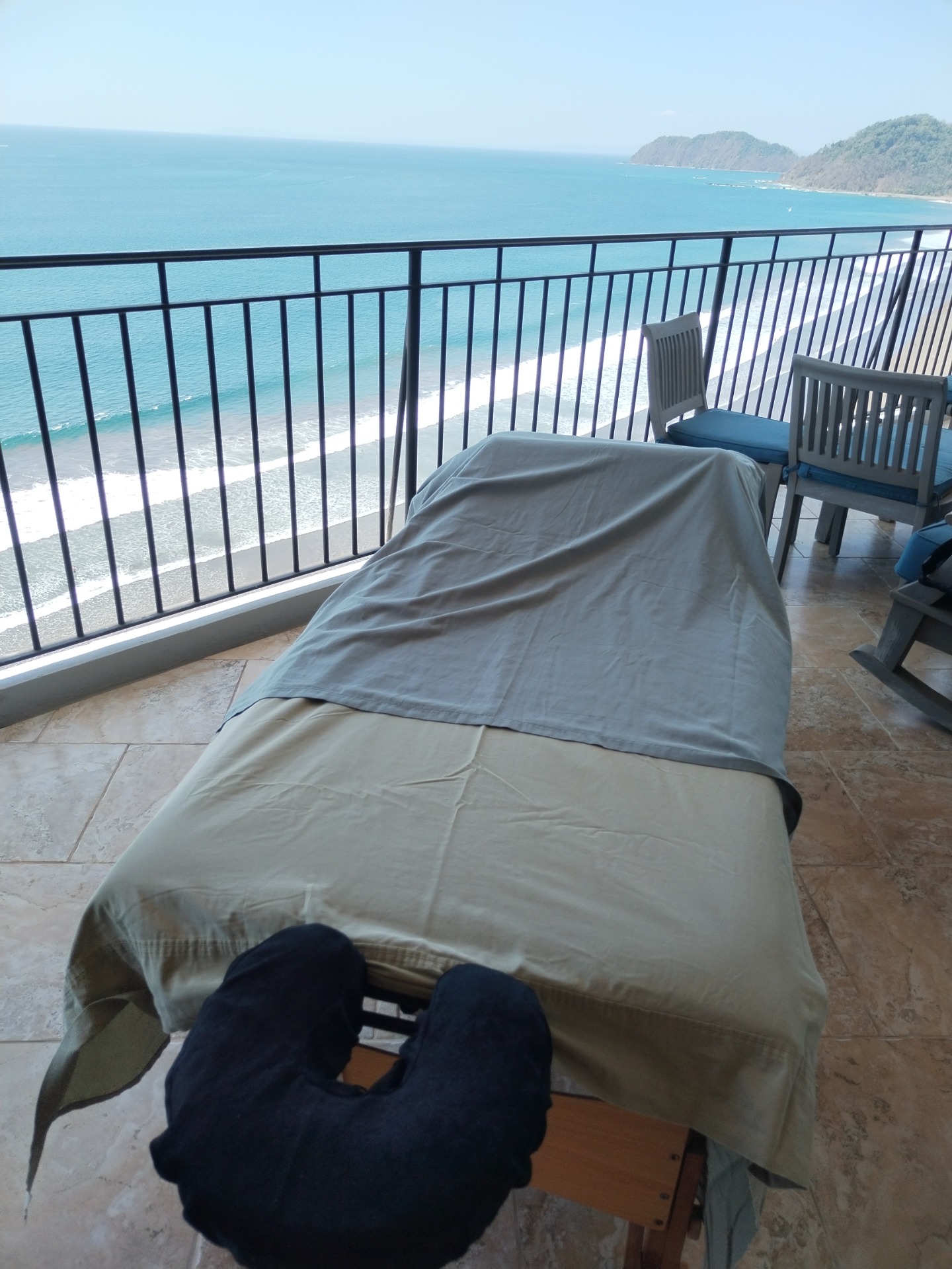 Massage offers numerous physical and mental benefits, including stress reduction, muscle tension relief, improved circulation, and increased flexibility. This therapy reduces chronic pain, strengthens the immune system, improves sleep quality, and promotes deep relaxation.